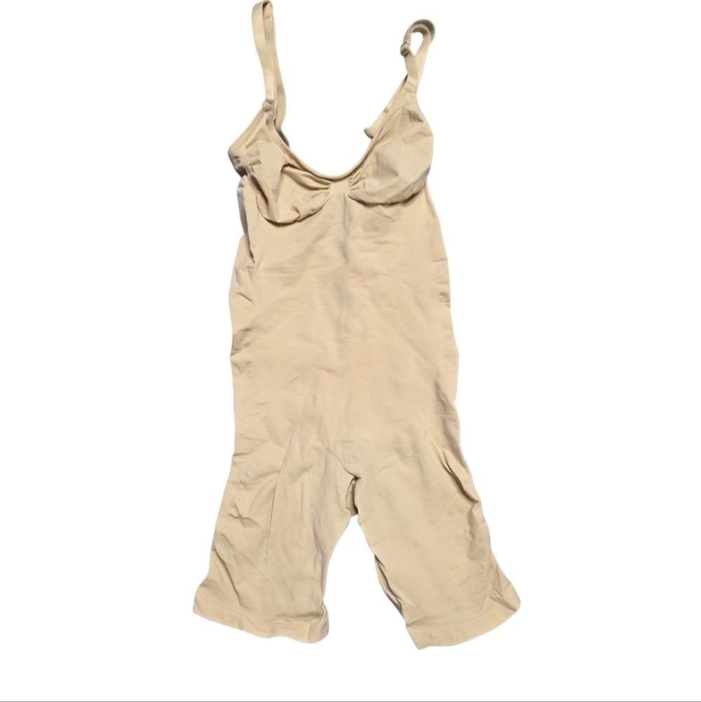 Skims Seamless Sculpt Mid Thigh Bodysuit Body Shaper Sculpting Sand Medium NWOT